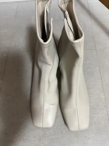 화이트 스퀘어토 부츠 중간 힐