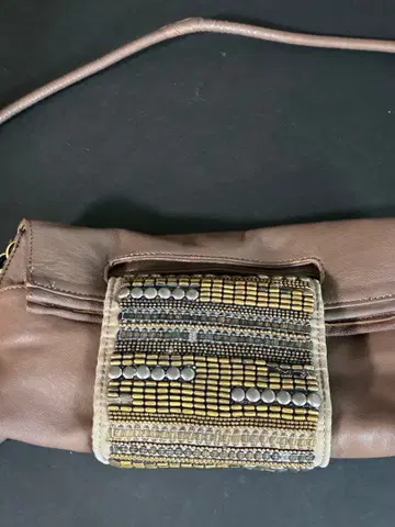 비즈 장식 브라운 가죽 숄더백