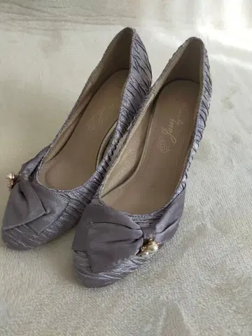 그레이 리본 포함 하이힐 결혼식 파티