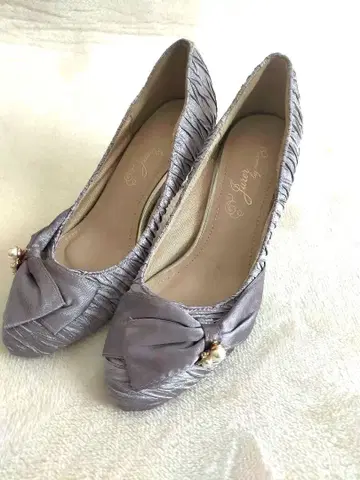 그레이 리본 포함 하이힐 결혼식 파티