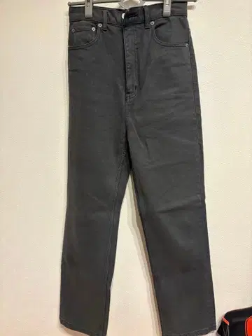 다크 그레이 스트레이트 데님 하이웨스트