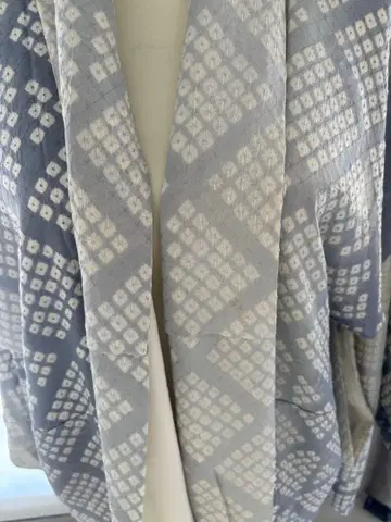 블루 그레이와 화이트의 고급 시보리츠케사게 코몬 톨 화장길이