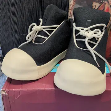 주말 가격 인하! 블랙과 크림의 통굽 스니커즈