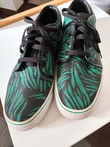 트로피컬 패턴 스니커즈