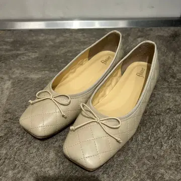 Flower 퀼팅 디자인 플랫슈즈 베이지