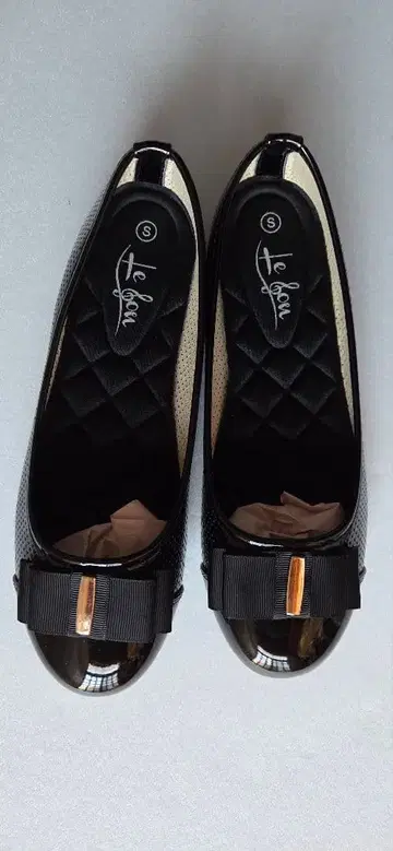 에나멜 리본 포함 블랙 플랫슈즈