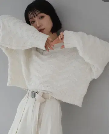 새상품급 lumier 화이트 오버 사이즈 크롭 니트