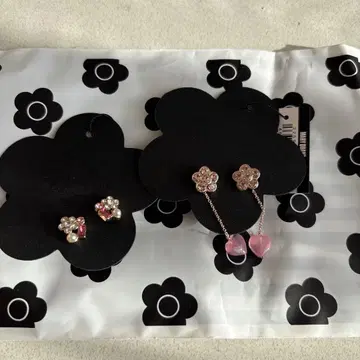 플라워형과 하트형 귀걸이 세트 MARYQUANT