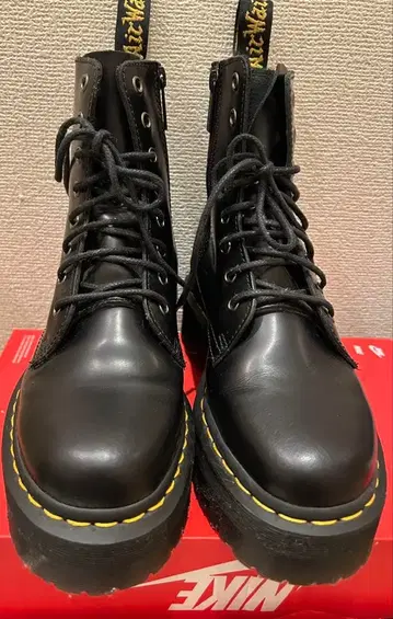 닥터마틴 8홀 부츠