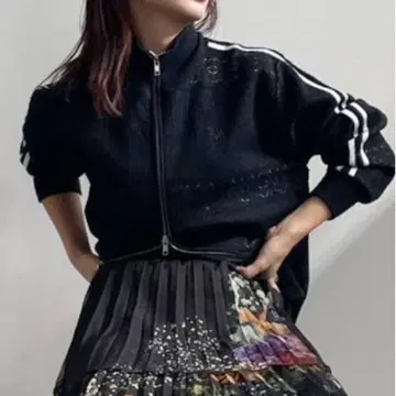 AMER UND LACE KNIT LINE TOP 블랙