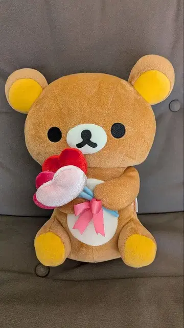 하트 풍선을 안은 리락쿠마 봉제 인형