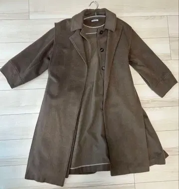 브라운 버튼 달린 롱 코트