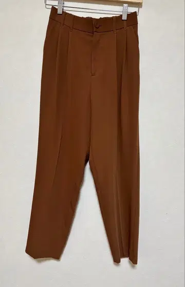 CEaRET 턱 테이퍼드 팬츠 사이즈 2