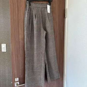 브라운 계열 체크 무늬 턱 팬츠