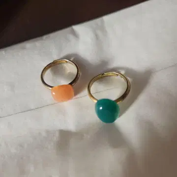 그린 칼세도니와 오렌지 컬러 문스톤