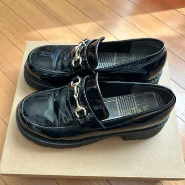 블랙 에나멜 로퍼 통굽