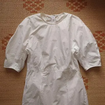 YLEVE 화이트 반팔 무릎 기장 원피스