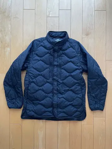 UNIQLO 화이트 마운티니어링 M 다운 자켓 블랙