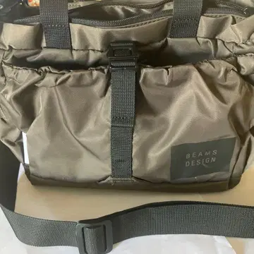 BEAMS DESIGN 바디백 카키