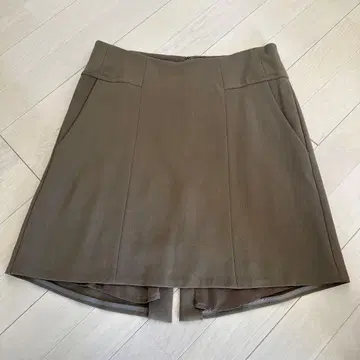 브라운 타이트 스커트 백슬릿