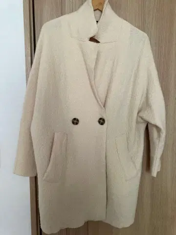 ZARA 크림색 더블 브레스트 체스터 코트