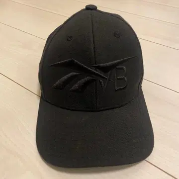 리복 빅토리아 베컴 콜라보 캡 블랙 자수 로고 포함