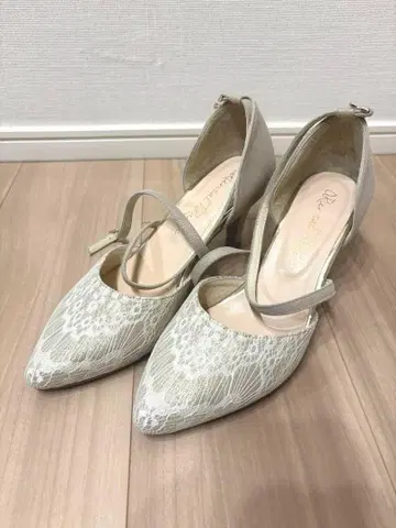 오리엔탈 트래픽 레이스 무늬 골드 펌프스 중간 힐