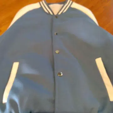 라이트 블루 바시티 자켓