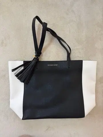 빅토리아 시크릿 토트백 블랙/화이트