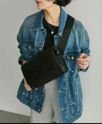 이아 하피요네 와이드 테이프 숄더백