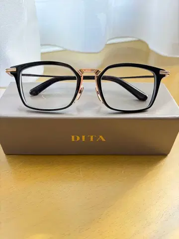 DITA 블랙 골드 스퀘어 안경
