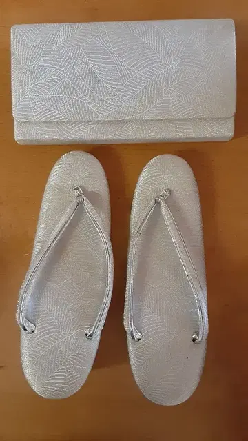 실버 잎 무늬 조리 와 클러치백 세트