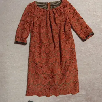 벽돌색 레이스 원피스, 상의