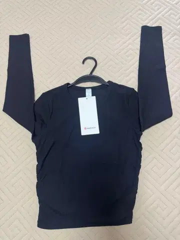 미사용 블랙 Lululemon 블랙 긴팔 사이드 개더 상의 4/XS