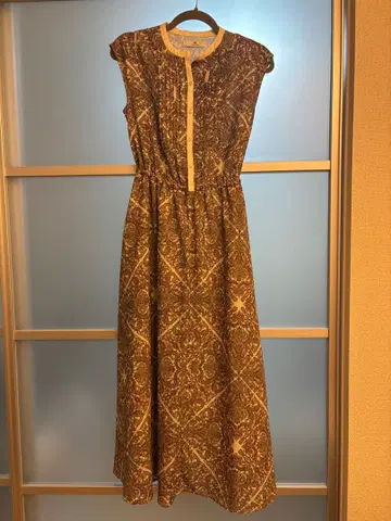 브라운 프린트 패턴 슬리브리스 원피스