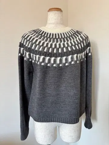 미사용 새상품 MAYSON GREY의 그레이와 화이트의 긴팔 스웨터