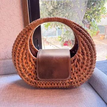 라탄과 가죽의 원형 바스켓백