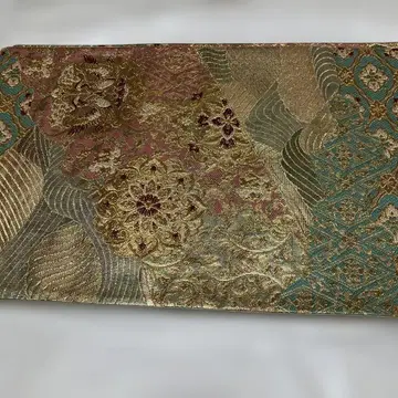 전통적인 일본 의류용 오비 골드 컬러 핑크