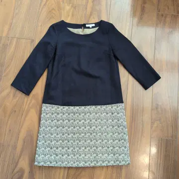 네이비와 베이지 계열 트위드 원피스