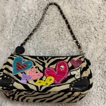 싱크비 제브라 패턴 하트 자수 핸드백