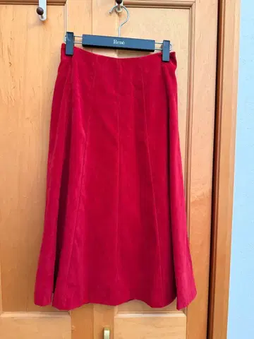 L'EST ROSE 진홍색 플레어 스커트