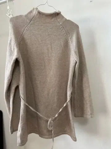 베이지 하이넥 니트 긴팔