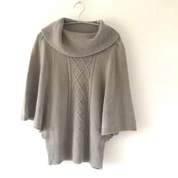 KIRARA 그레이 보틀넥 케이프 니트