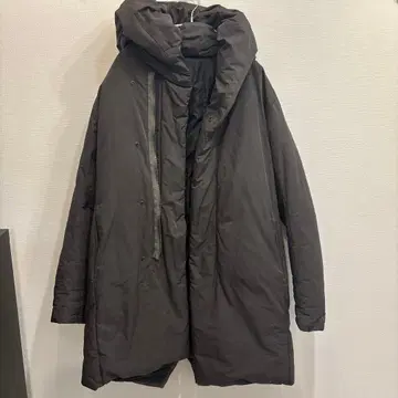 ATTACHMENT CRAMSHELL 다운 자켓 다크 그레이