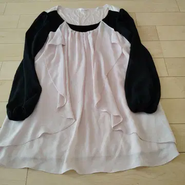 to be chic 핑크와 블랙의 프릴 긴팔 튜닉