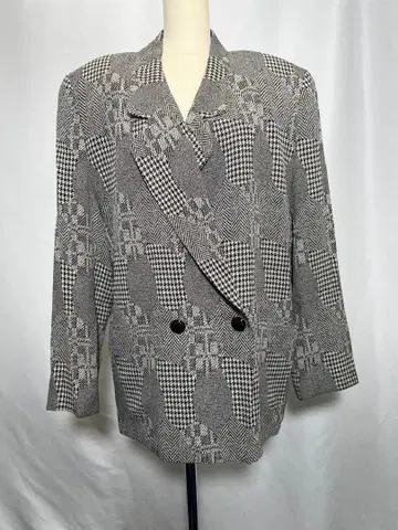 그레이 계열 체크 무늬 더블 브레스트 자켓