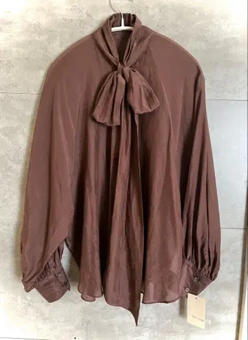 Whim Gazette 실크론 포우타이 블라우스 브라운