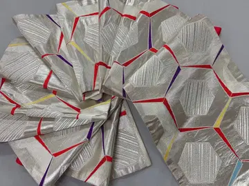 육각형 디자인의 실버 오비