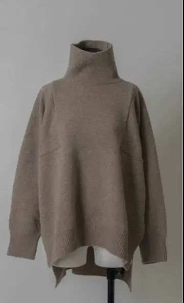 LOHEN 스퀘어 컷 슬리브 하이넥 니트 베이지