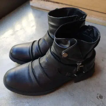 지퍼 달린 블랙 숏부츠